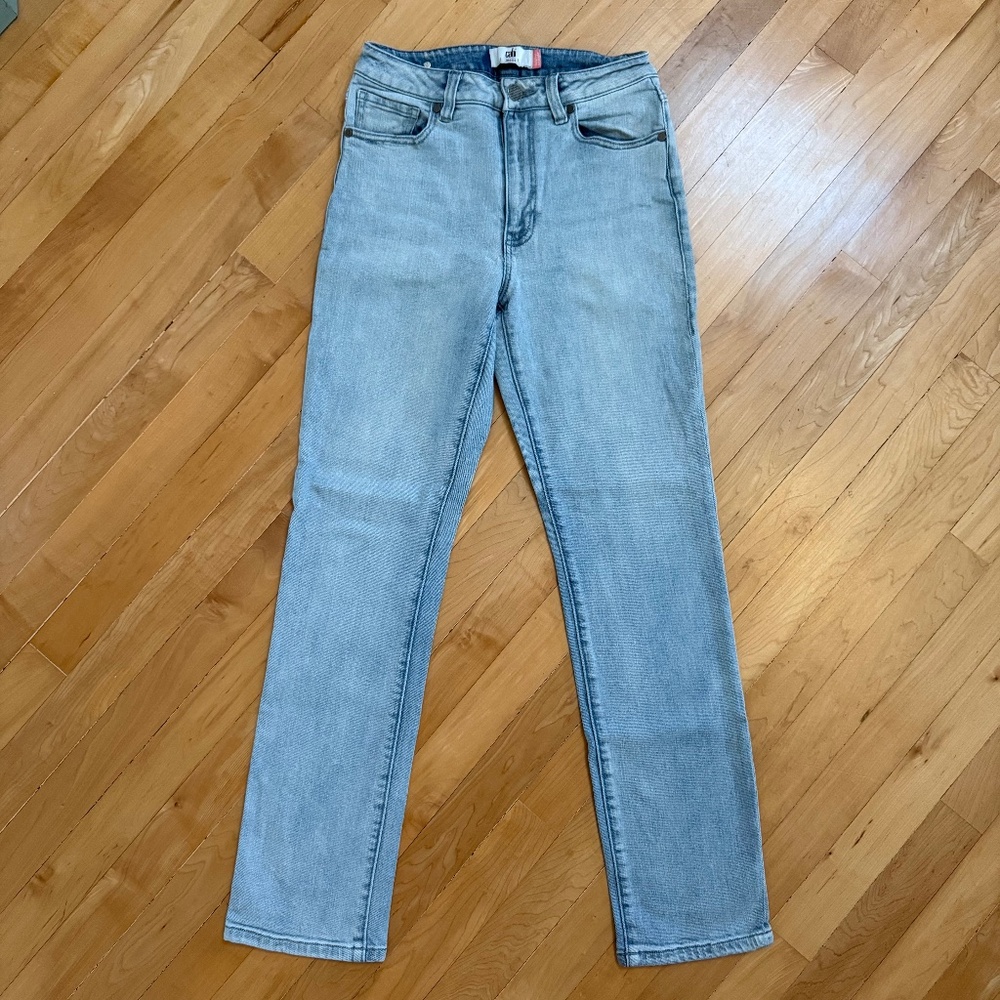 EUC Cabi High Waist Straight Leg Light Denim 5Th Ave Jean Size 2